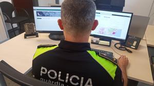 Agente de la Guardia Urbana con la herramienta Perseo