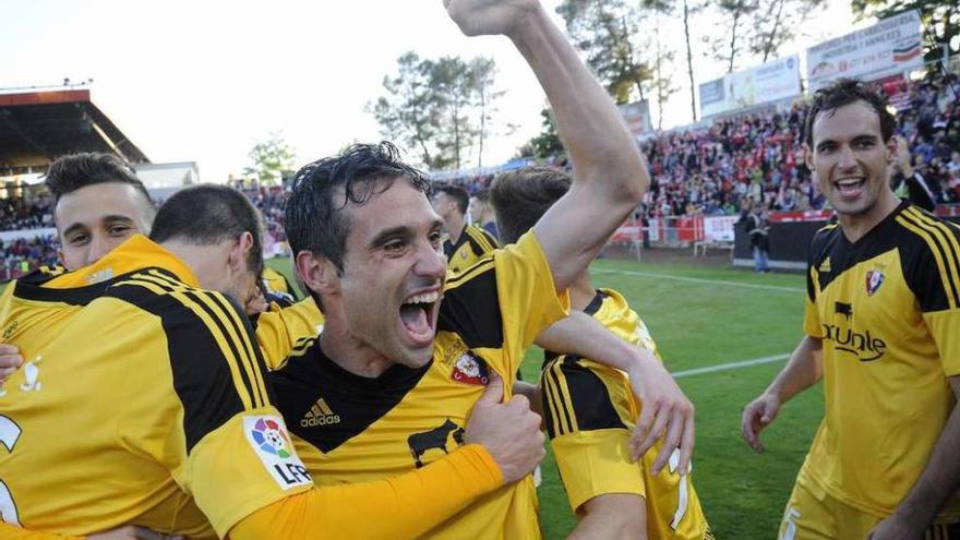 Los jugadores de Osasuna celebran el ascenso a Primera tras su victoria en Girona. // Robin Townsend