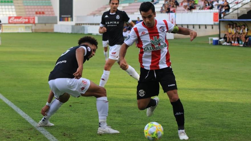 Dani Hernández supera a un defensor de la Cultural Leonesa