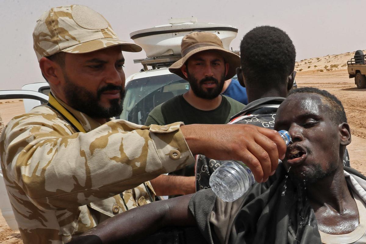 Migrantes africanos abandonados por las autoridades tunecinas en la frontera entre Libia y Túnez