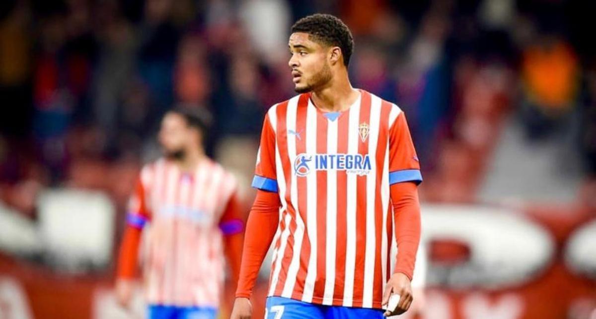 Varane durante un partido con el Sporting