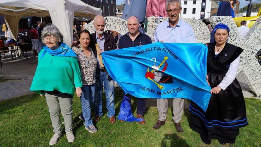 Representantes de Gembloux y miembros de la delegación allerana, con una enseña de Los Humanitarios. | M. B.