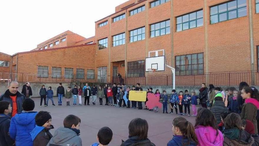 El AMPA del colegio de Santibáñez de Vidriales pide a Educación que mantenga a la misma profesora en todas las bajas de una docente titular
