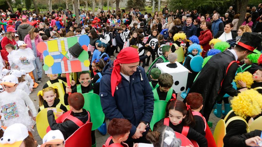 Multitudinario carnaval escolar en Mérida