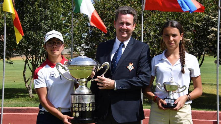 A la izquierda, Lilas Pinthier y Cayetana Fernández, con Gaspar Cólogan, presidente del Real Club de Golf de Tenerife. A la derecha, la francesa durante uno de los hoyos del playoff.