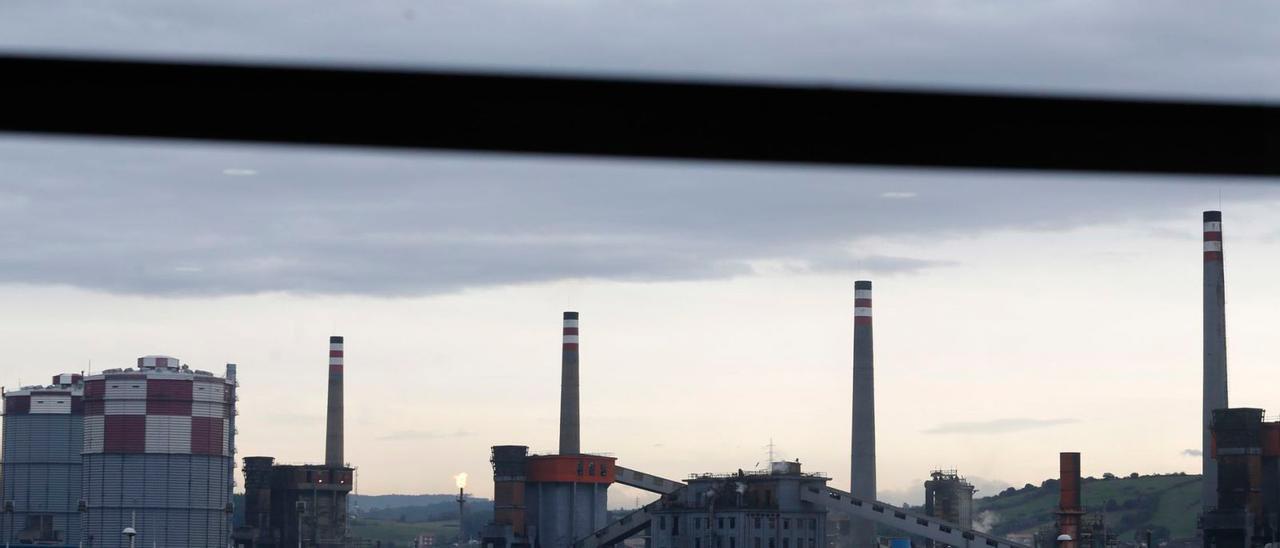 Los gasómetros, las chimeneas y las torres de carbón de las antiguas baterías de coque, en una imagen de archivo. | Mara Villamuza