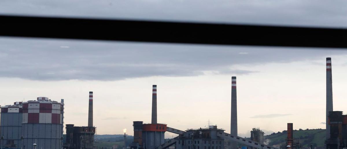 Los gasómetros, las chimeneas y las torres de carbón de las antiguas baterías de coque, en una imagen de archivo. | Mara Villamuza