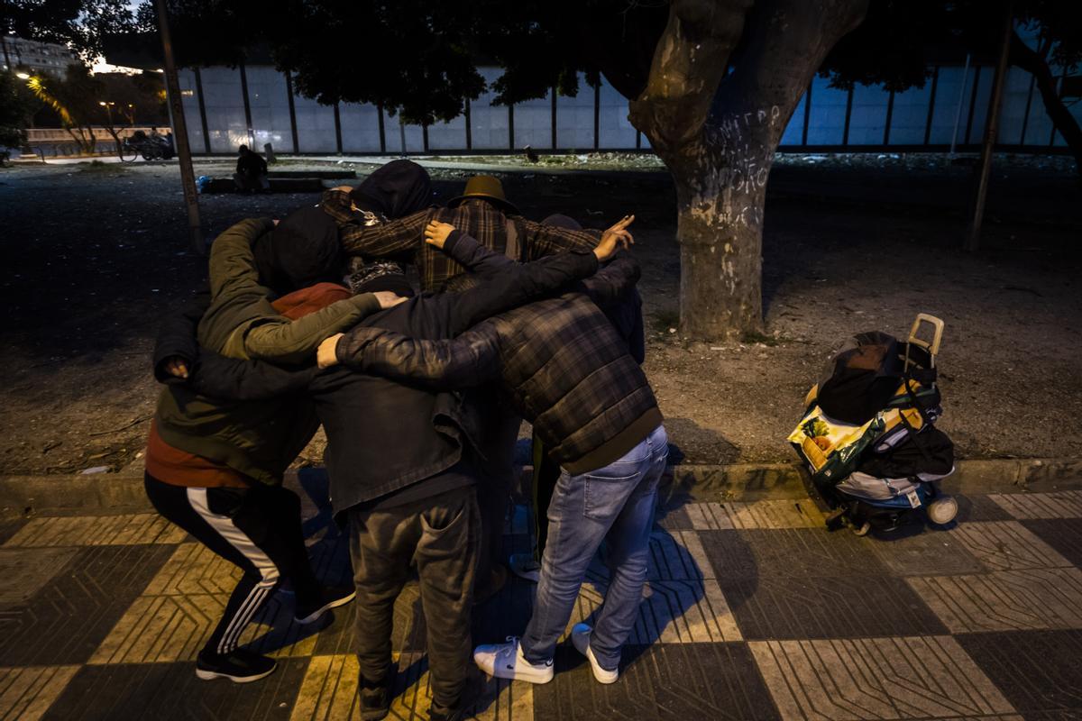 Un grupo de jovenes marroquis malvive aparcando coches junto al hotel Turia y duermen en el rio