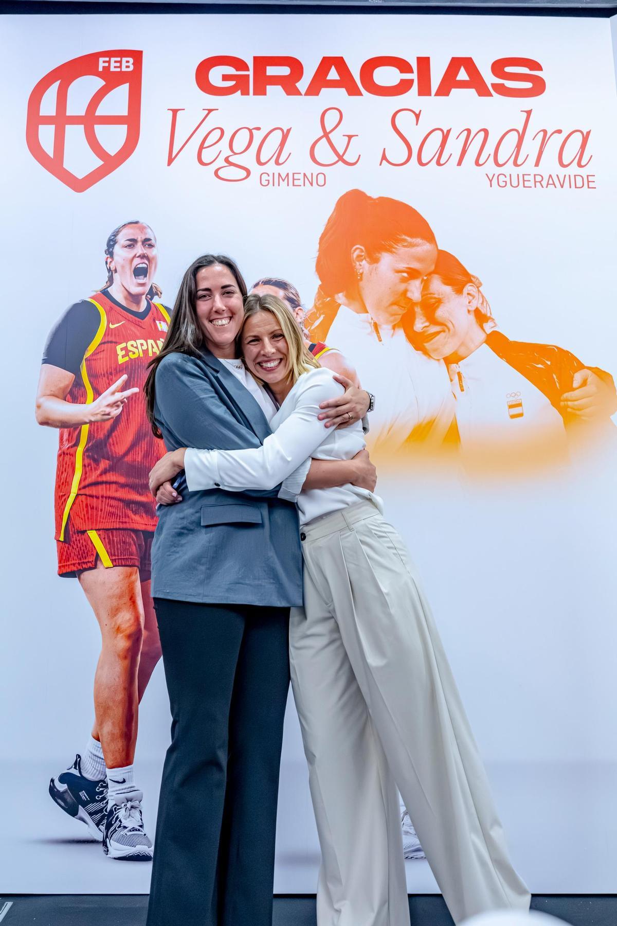 Vega Gimeno y Sandra Ygueravide se abrazan
