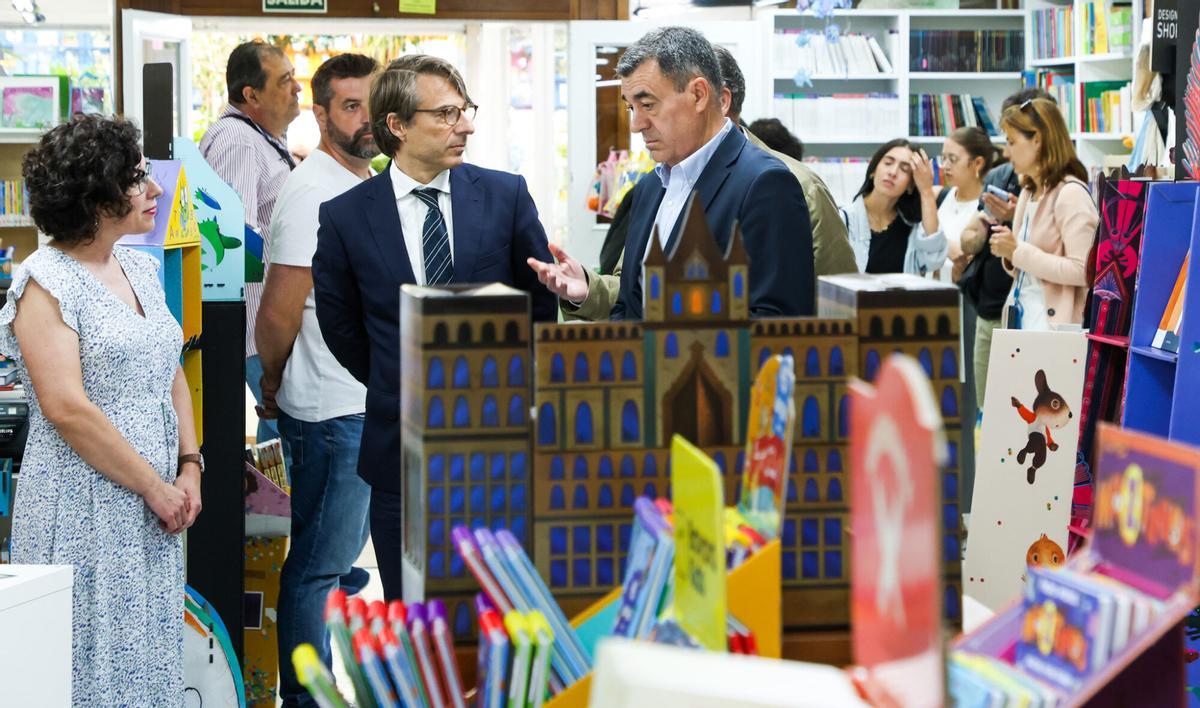 El conselleiro de Educación, Román Rodríguez y el conselleiro de Facenda, Miguel Corgos en la librería Follas Novas de Santiago tras el anuncio de la desgravación fiscal por la compra de libros y material escolar (archivo)