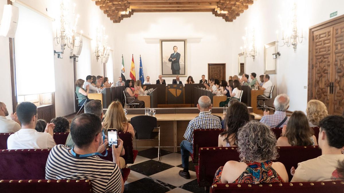 Acto en el salón de plenos de la Diputación de Cáceres.