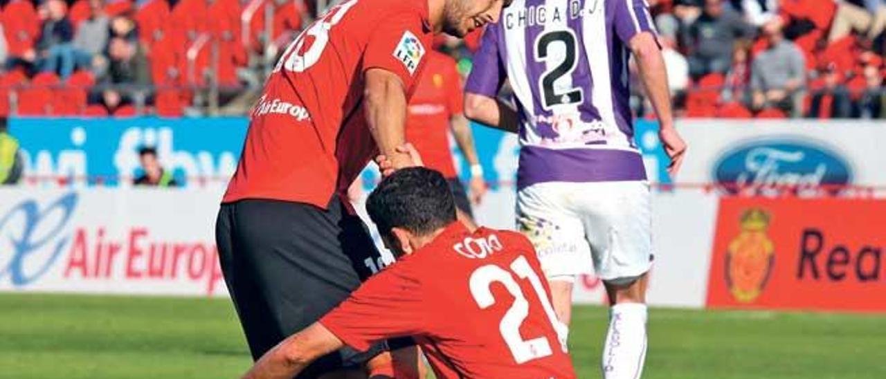 Fofo ayuda a Coro a levantarse del suelo durante el partido del domingo ante el Valladolid.
