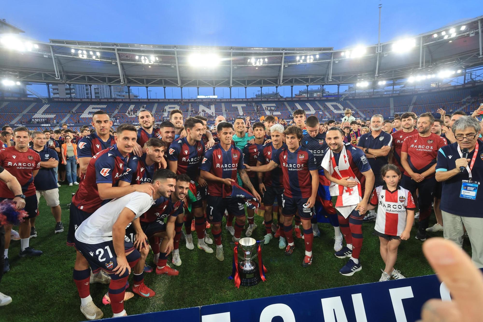 Fiesta en el Ciutat de Valencia: El Levante UD, campeón de Segunda División