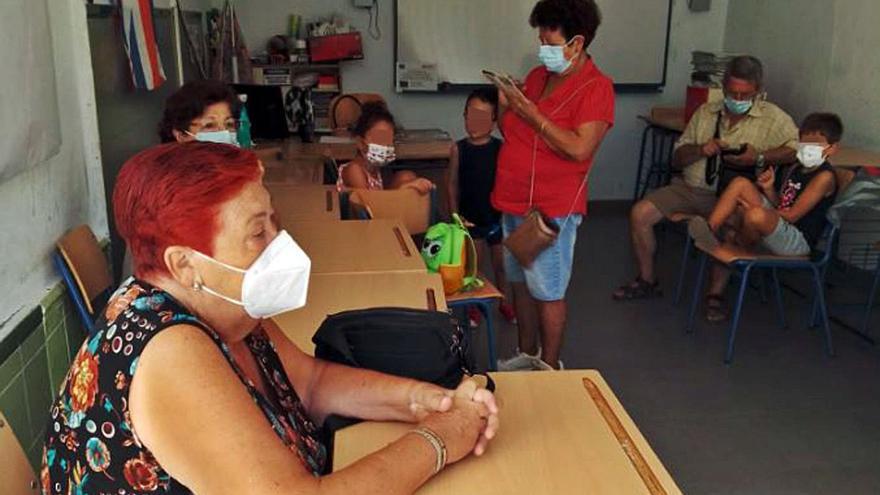 Los alumnos critican el poco espacio del aula temporal.