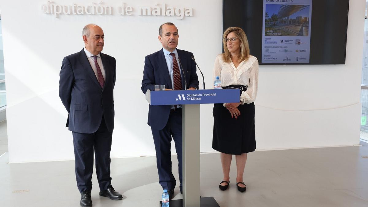 Juan Ignacio Gomar, Arturo Delgado y Mari Carmen Martínez, este martes en la Diputación de Málaga.