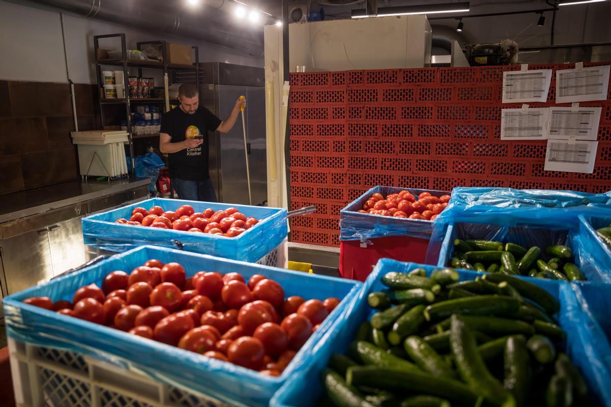 Verduras y otros víveres en las instalaciones de World Central Kitchen en un refugio de Lviv.