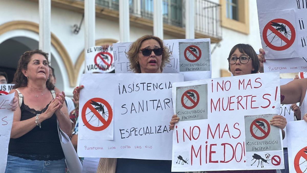 Vecinos en Dos Hermanas manifestándose contra la gestión de las administraciones públicas hacia el virus del Nilo.