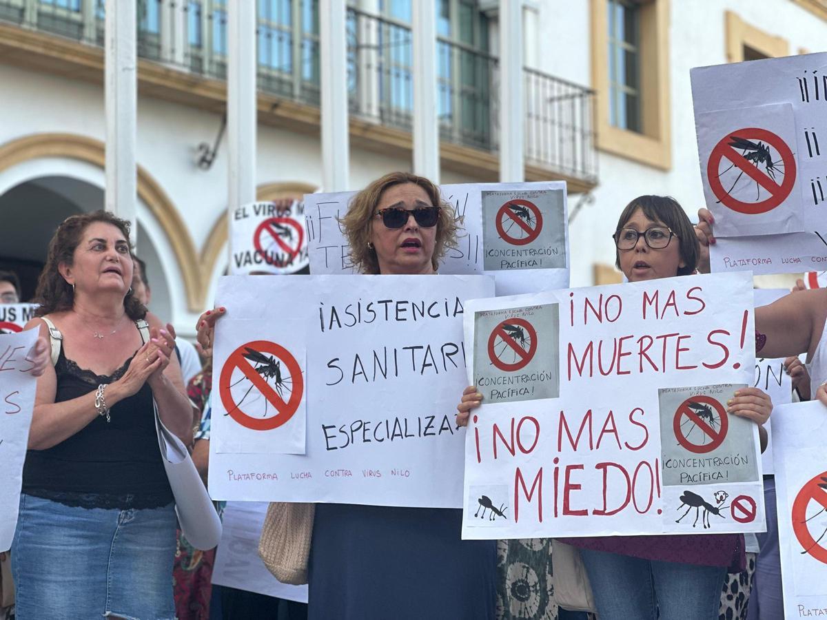 Vecinos en Dos Hermanas manifestándose contra la gestión de las administraciones públicas hacia el virus del Nilo.