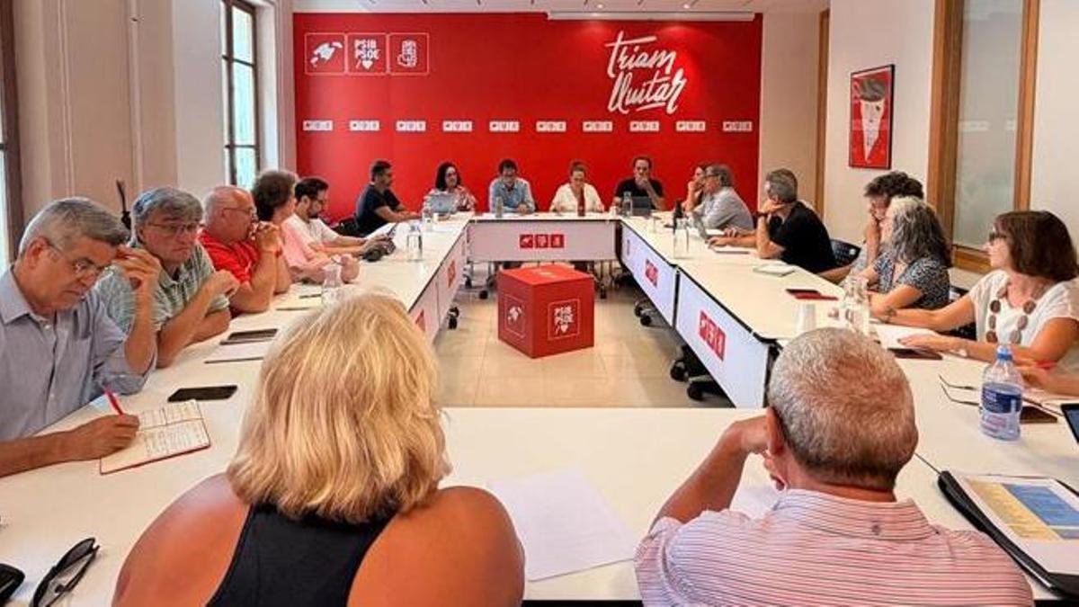 La Agrupación Socialista de Palma, durante una junta