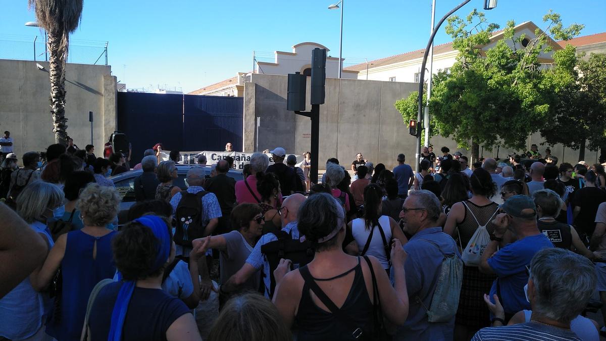 Protesta de la campaña CIEs NO frente a la puerta del complejo policial de Zapadores