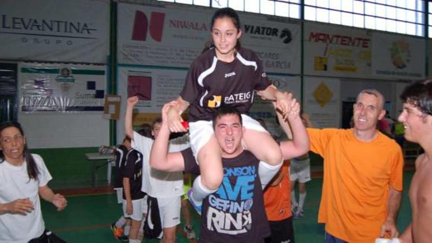 Blanca Ortiz celebra un triunfo de su equipo junto a varios componentes del club tras un partido de esta temporada.