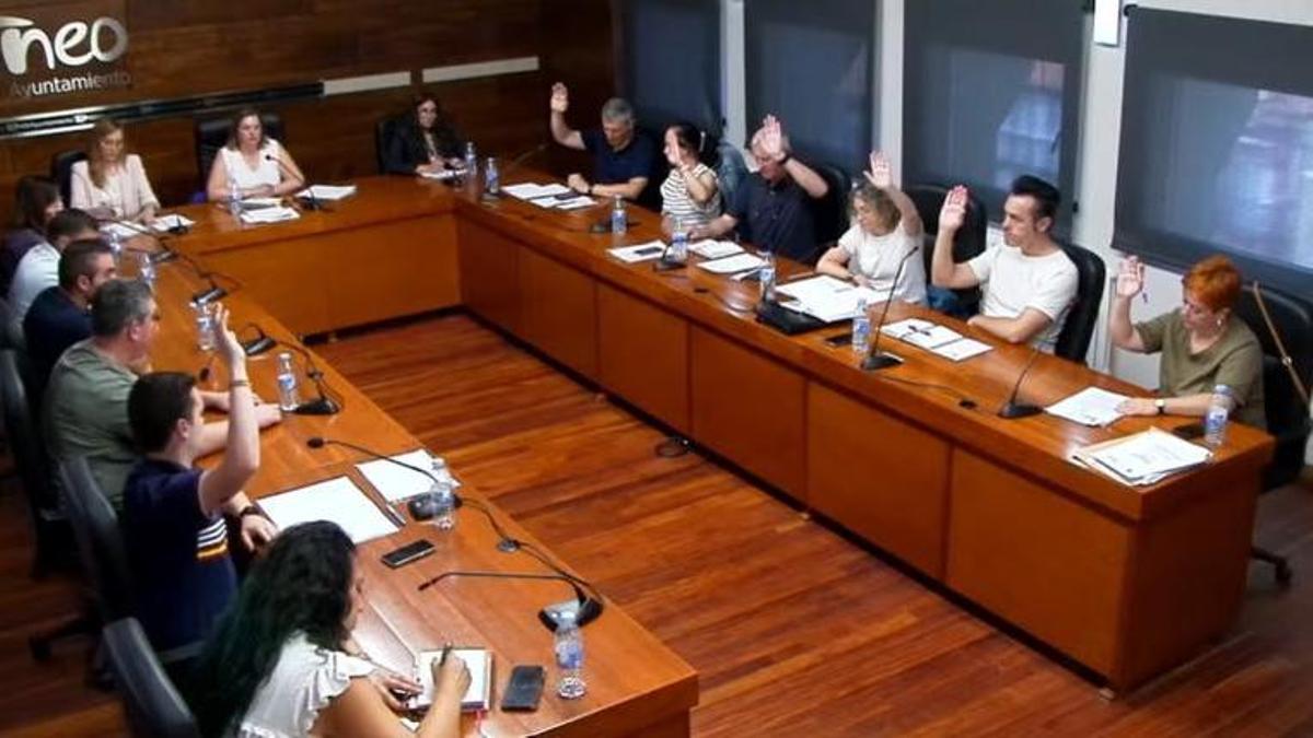 Momento de la votación en contra de los prespuestos de Tineo en el pleno.