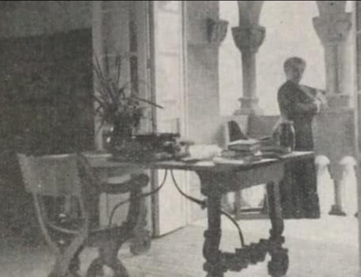 EMILIA PARDO BAZAN EN EL PAZO DE MEIRAS EN UNA IMAGEN SIN DATAR, CON LA MESA EN LA QUE ESCRIBIO SUS ULTIMAS OBRAS EN PRIMER TERMINO. CONDESA