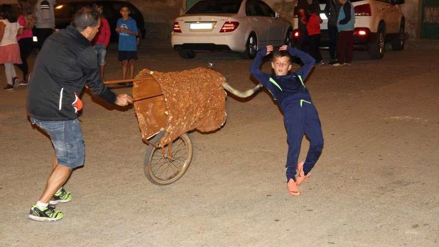 Una actividad de recortes con carretones organizada en Fuentes de Ropel en un programa estival.