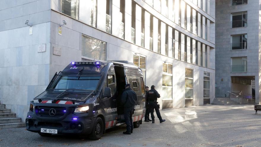 Efectius dels Mossos en un dels laterals dels Jutjats de Girona