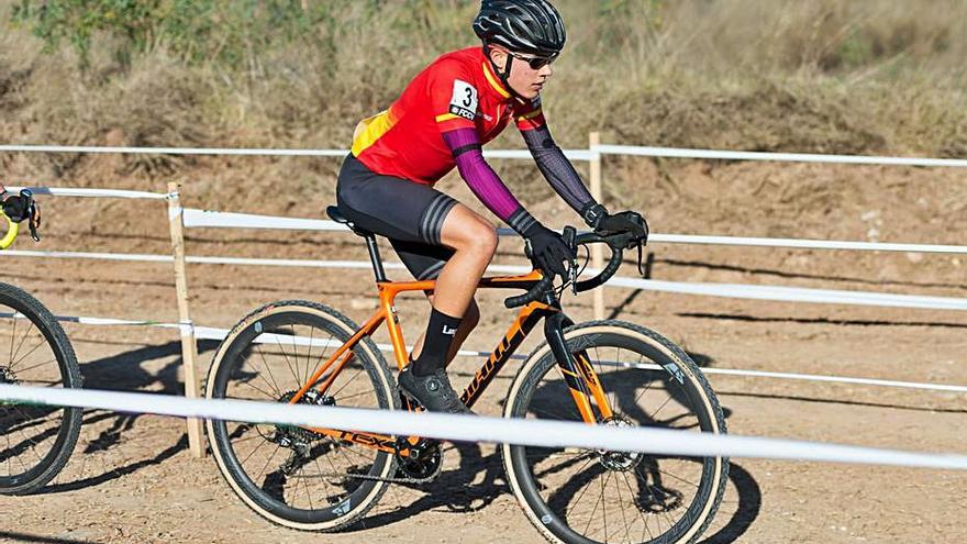 El ciclista Pau Martí en una carrera de ciclocross. | LEVANTE-EMV