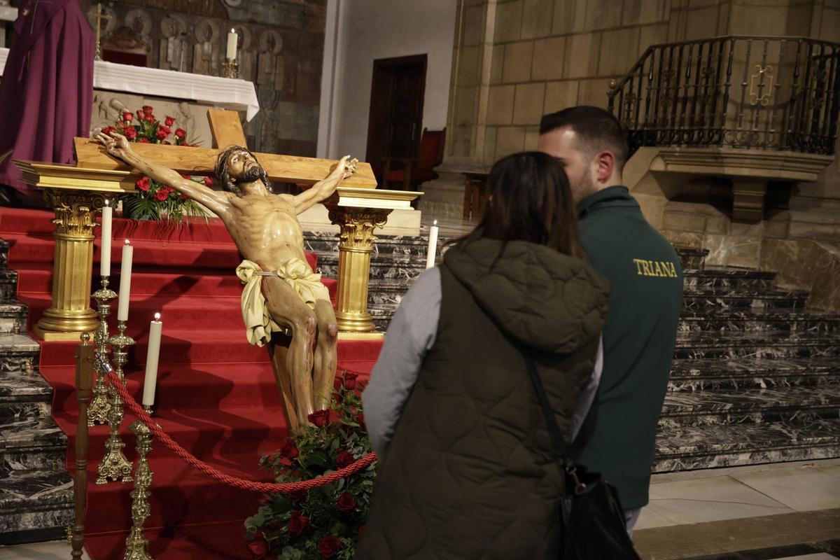 La Hermandad de la Vera Cruz recibe al Santo Cristo de la Misericordia como nuevo titular (en imágenes)