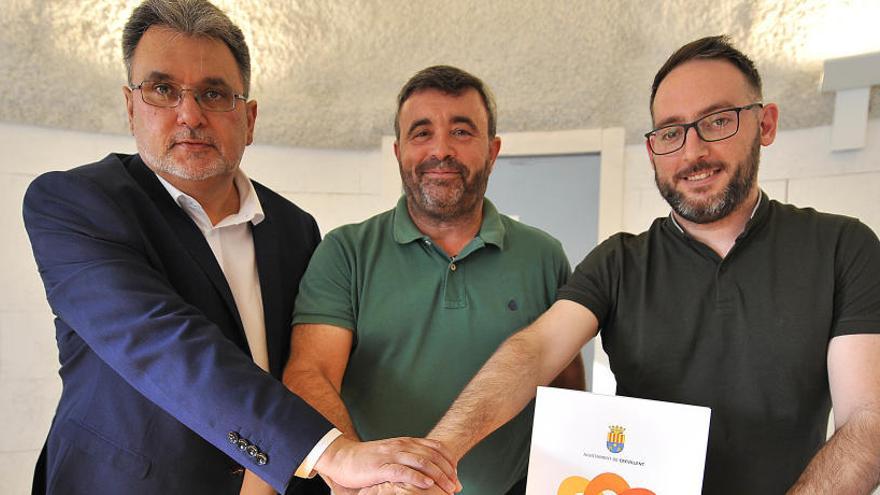 El alcalde, José Manuel Penalva, en el centro, con los dos socios de gobierno de PSOE y l&#039;Esquerra.