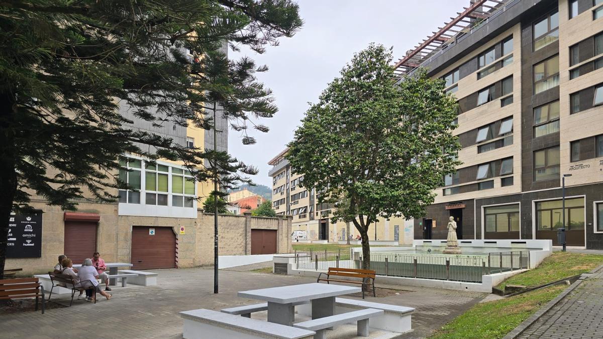 La mesa rectangular de la plaza de A Palma