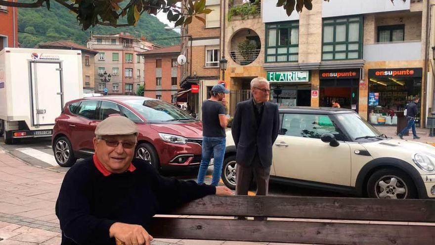 Cándido González, en el Campo de la Iglesia, con el portal donde vive G. F. G. detrás.