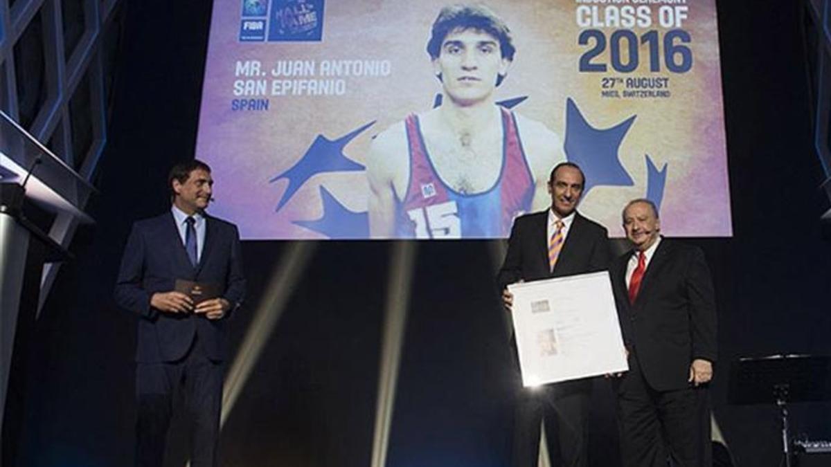 Epi, durante la ceremonia de su inclusión como miembro del 'Hall of Fame'