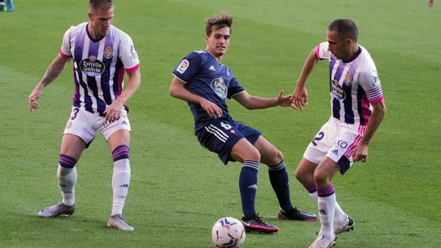 El céltico Denis Suárez controla un balón ante el acoso de los blanquivioletas Nacho Martínez (derecha) y Raúl Rodríguez, ayer en el José Nuevo Zorilla.