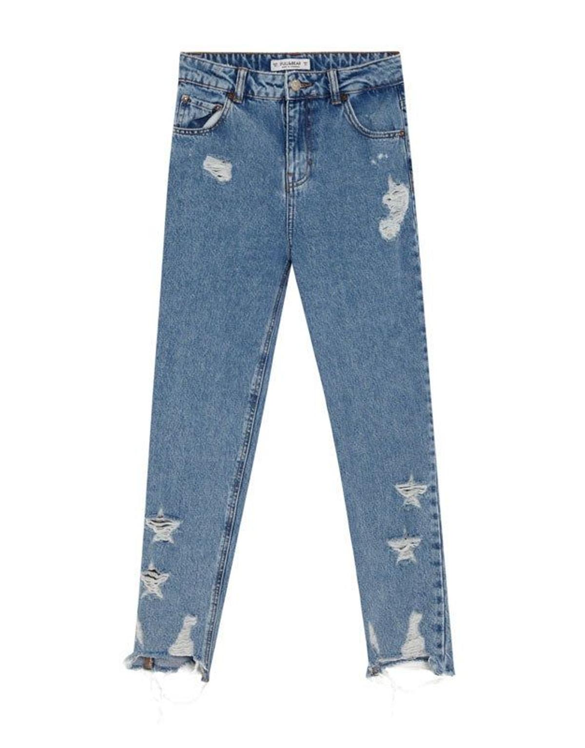 Jeans mom fit con rotos de estrellas. (Precio: 29,99 euros)