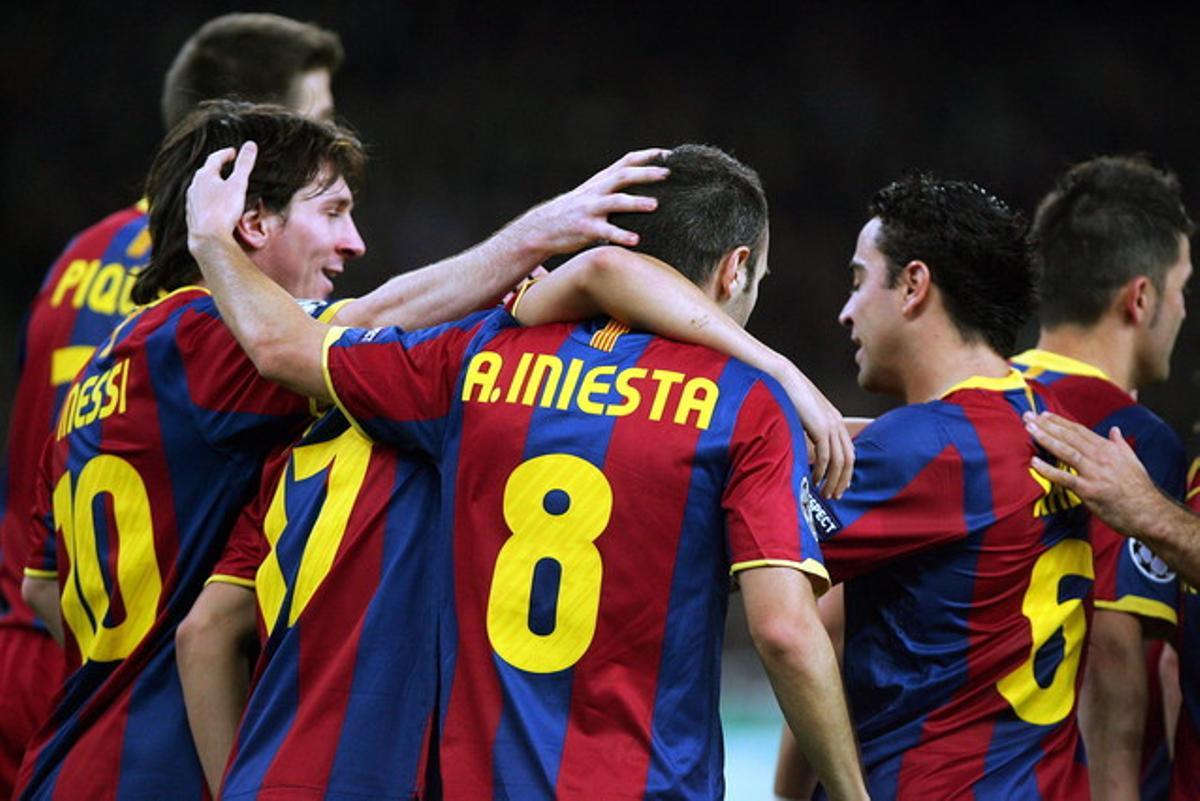 Piqué, Messi, Iniesta, Xavi i Villa, candidats a l’onze ideal de la FIFA del 2010, feliciten Pedro després del gol que va aconseguir davant el Panathinaikos en el partit de Champions. Piqué, Messi, Iniesta, Xavi i Villa, candidats a l’onze ideal de la FIFA del 2010, feliciten Pedro després del gol que va aconseguir davant el Panathinaikos en el partit de Champions.