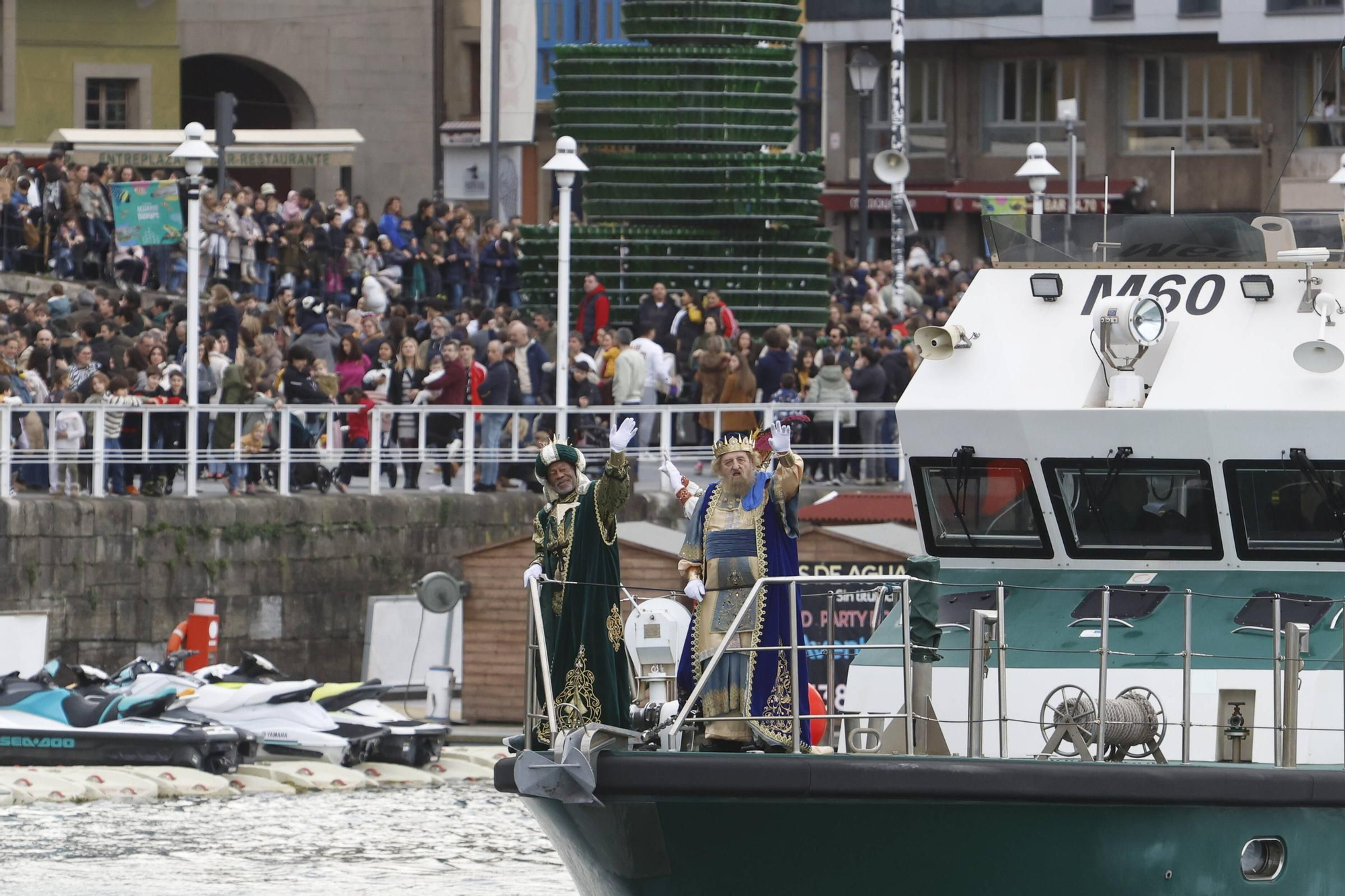 En imágenes: Los Reyes Magos desembarcan en Gijón