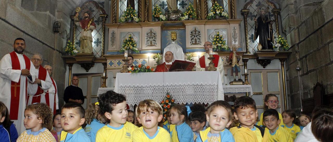 Los niños de la guardería participaron en el oficio religioso que presidió el arzobispo de Santiago.