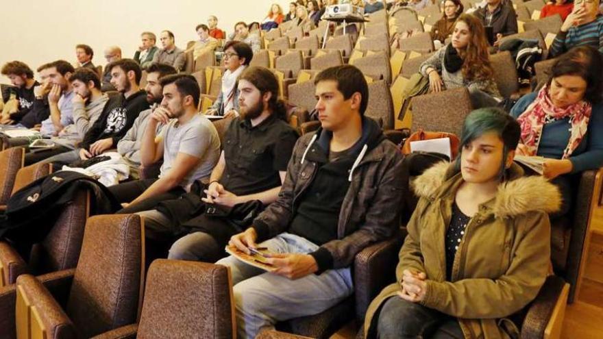 Representantes estudiantiles, durante una sesión del Claustro celebrada en el campus vigués. // M. G. Brea