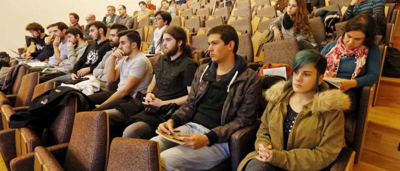 Representantes estudiantiles, durante una sesión del Claustro celebrada en el campus vigués. // M. G. Brea