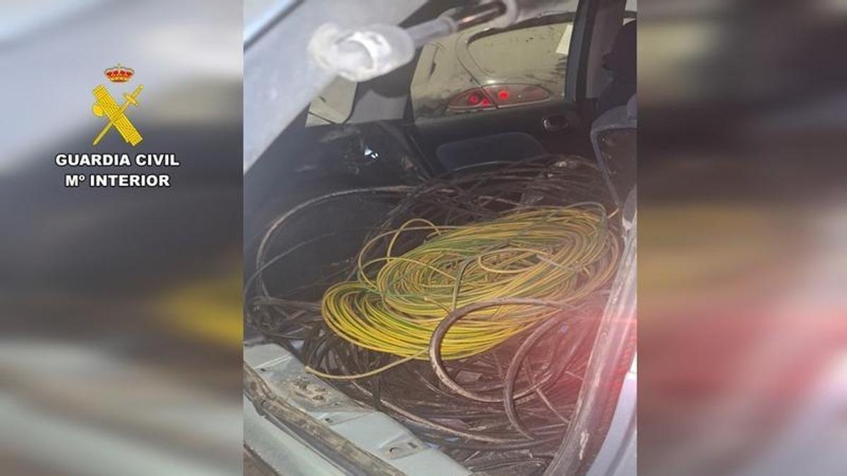 El cable de alumbrado público que el arrestado llevaba en el coche