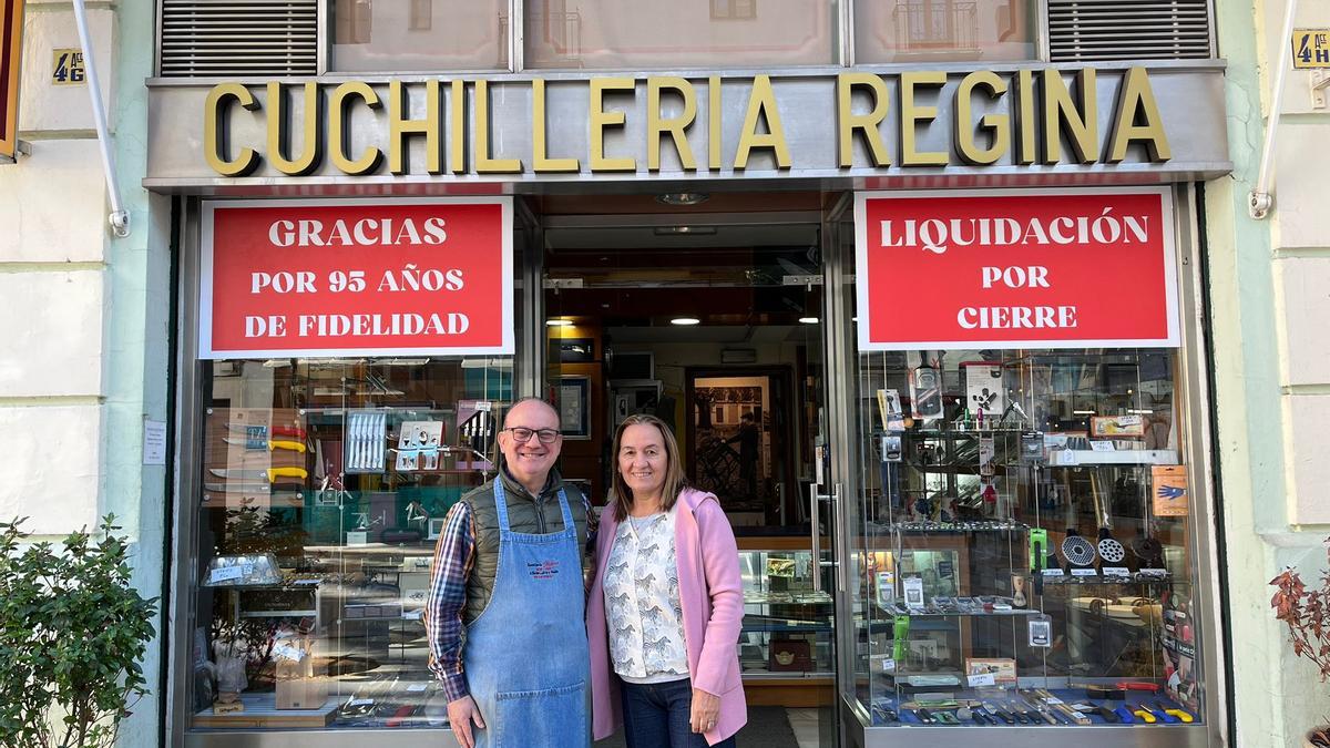 Eliseo Fermiñán y Rosalía García propietarios de Cuchillería Regina