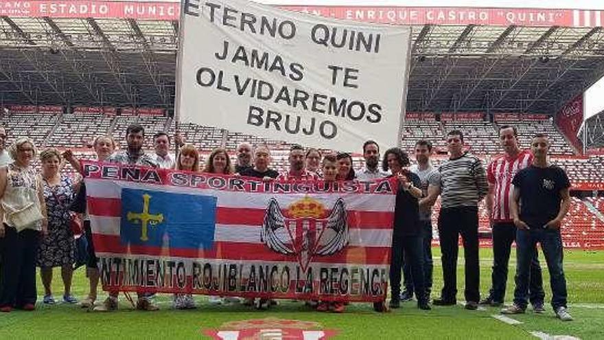 Integrantes de la peña sportinguita Sentimiento Rojiblanco-La Regence, en El Molinón.