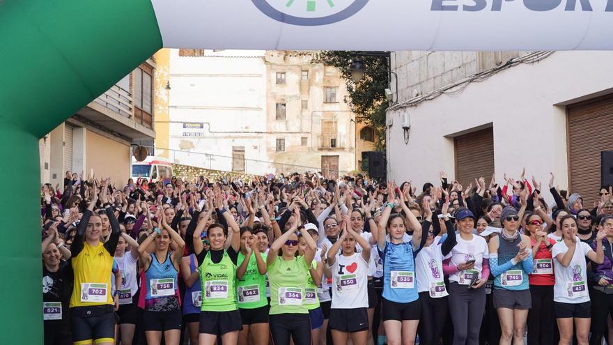 La Cursa Solidària de les Dones reúne a casi 1.000 participantes en Ontinyent