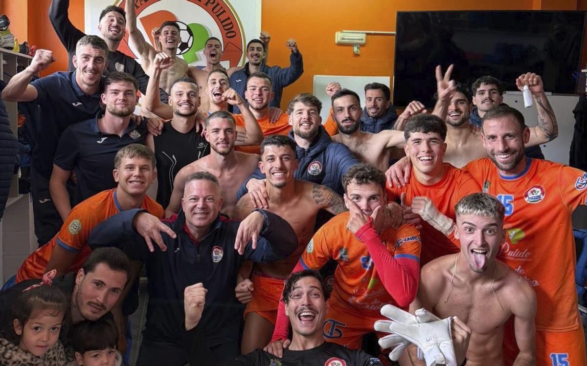 Los jugadores del Panadería Pulido celebran en el vestuario su triunfo de ayer ante el Real Unión.