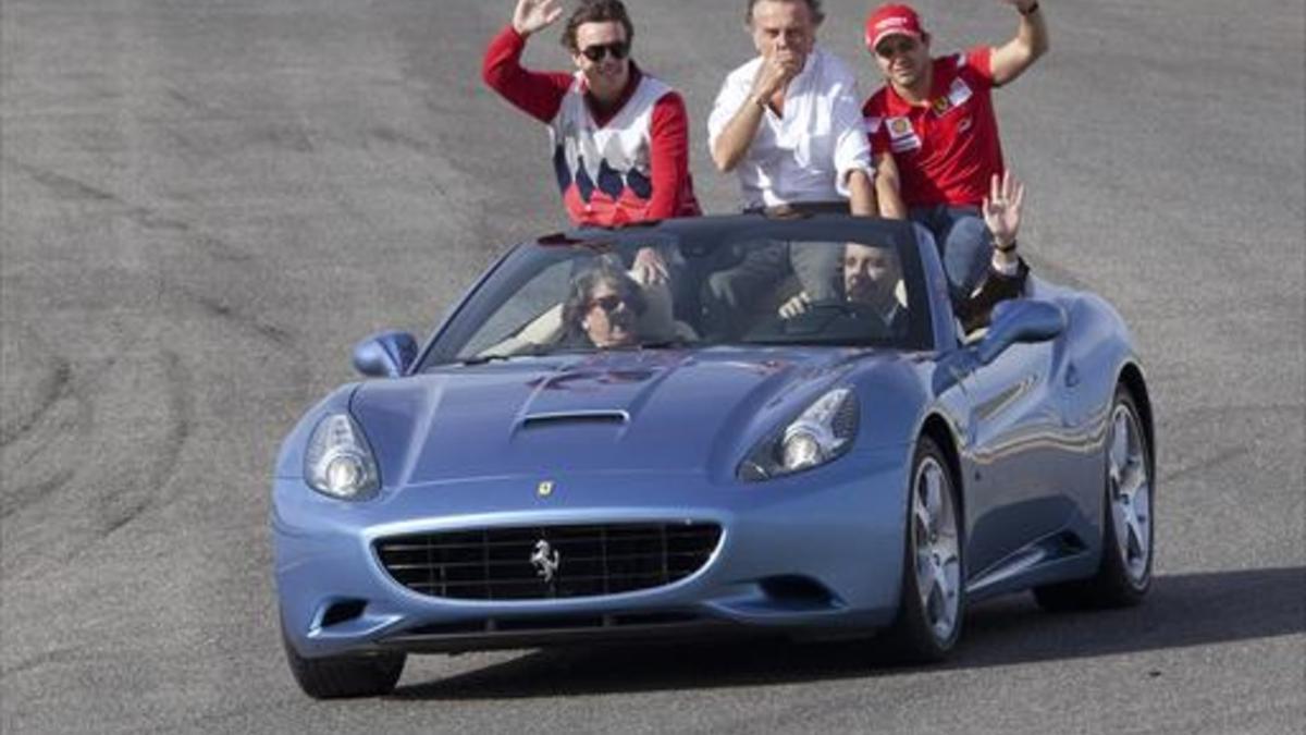 1. Rita Barberá, junto a Alicia Sánchez-Camacho y las falleras mayores, en el 2011. 2. La exalcaldesa, con Juan Pablo II, en el 2001. 3. En el circuito de F-1 de València, con Francisco Camps y los pilotos de Ferrari, en el 2009. 4. Ninots de falla d