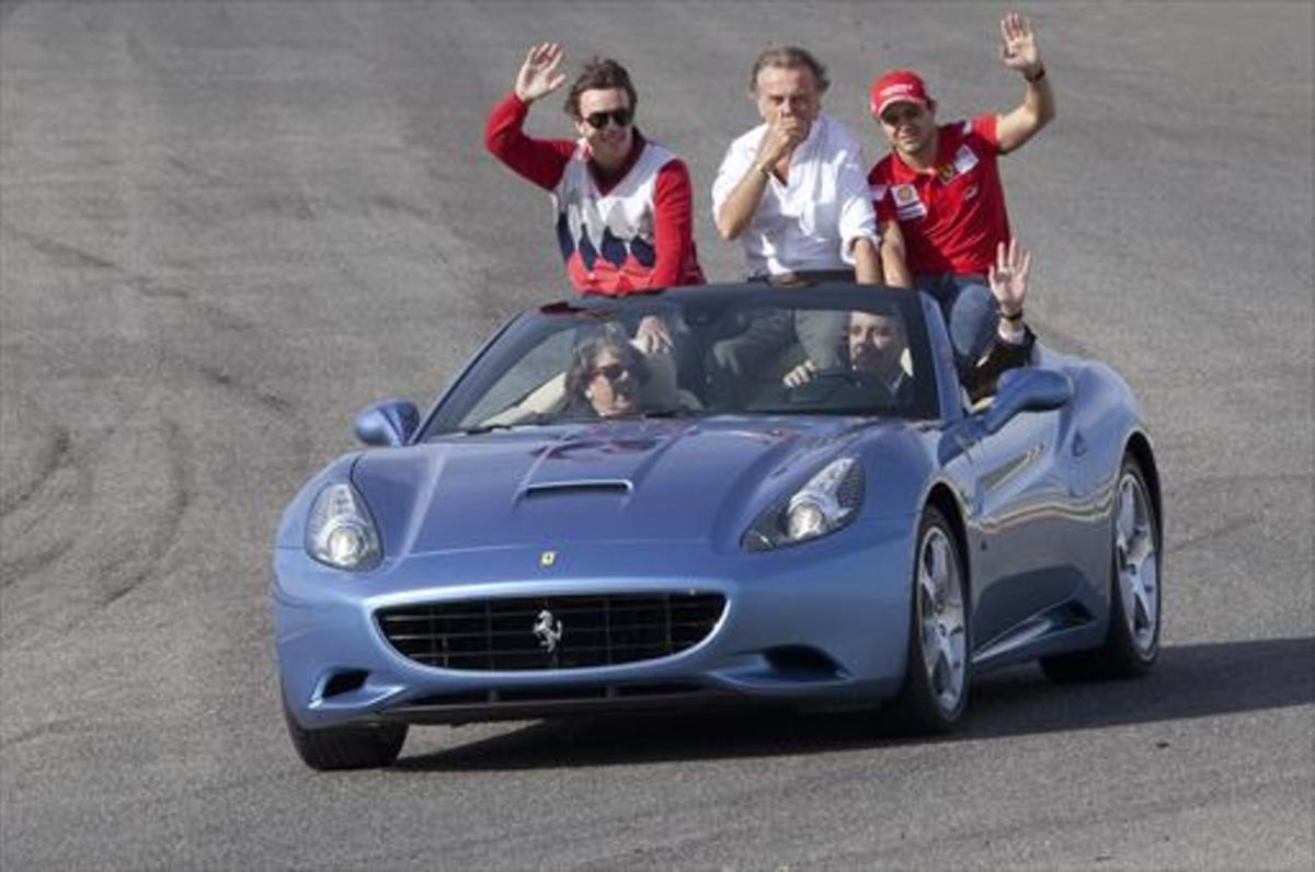 1. Rita Barberá, junto a Alicia Sánchez-Camacho y las falleras mayores, en el 2011. 2. La exalcaldesa, con Juan Pablo II, en el 2001. 3. En el circuito de F-1 de València, con Francisco Camps y los pilotos de Ferrari, en el 2009. 4. Ninots de falla d