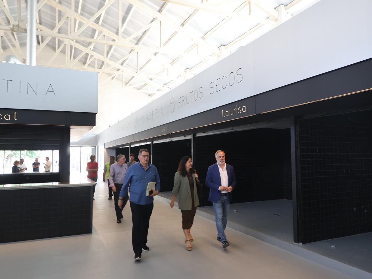 El concejal de Comercio y el alcalde, el día de la firma del acta de recepción de las obras